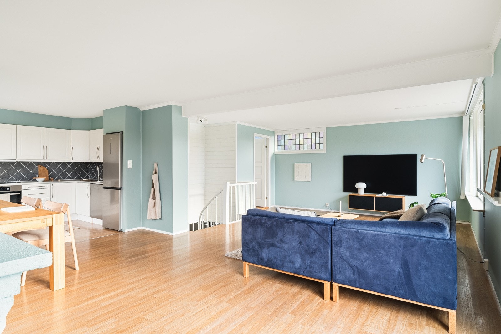 Stuen har en praktisk planløsning som er enkel å møblere. Galleribilde