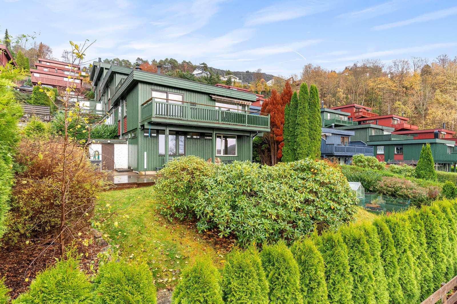 Sikthaugen terrasse 63 presenteres av EIE eiendomsmegling, ved Tobias N-Pedersen. Galleribilde