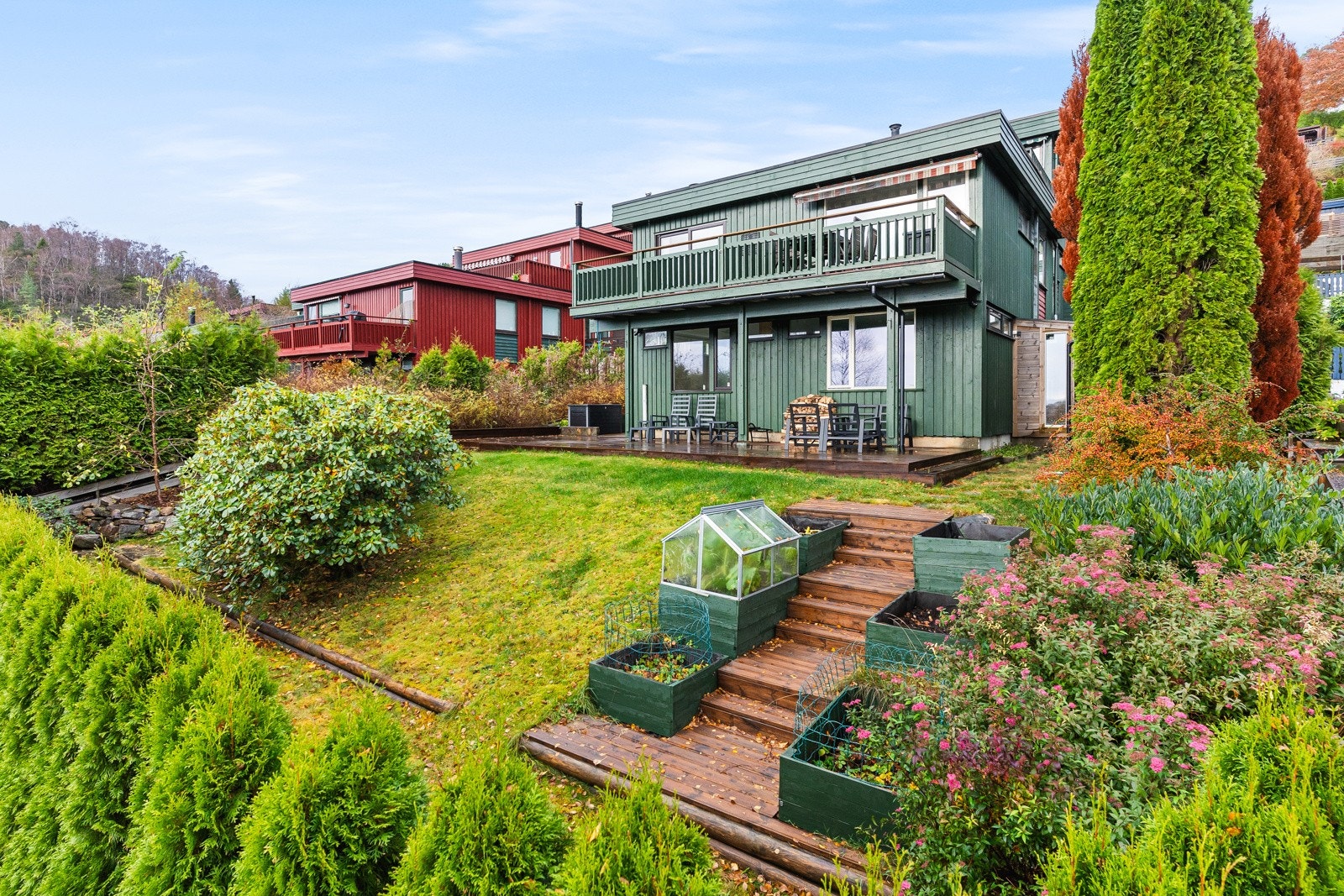 Innholdsrikt rekkehus med stor hage i et attraktivt område. Galleribilde