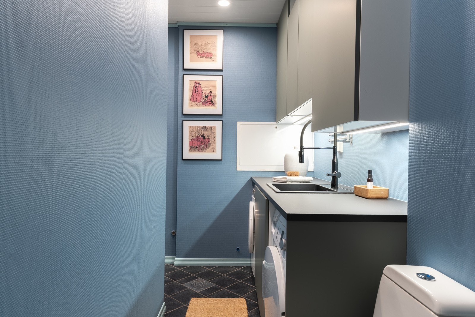 Separat vaskerom med eget toalett. Galleribilde