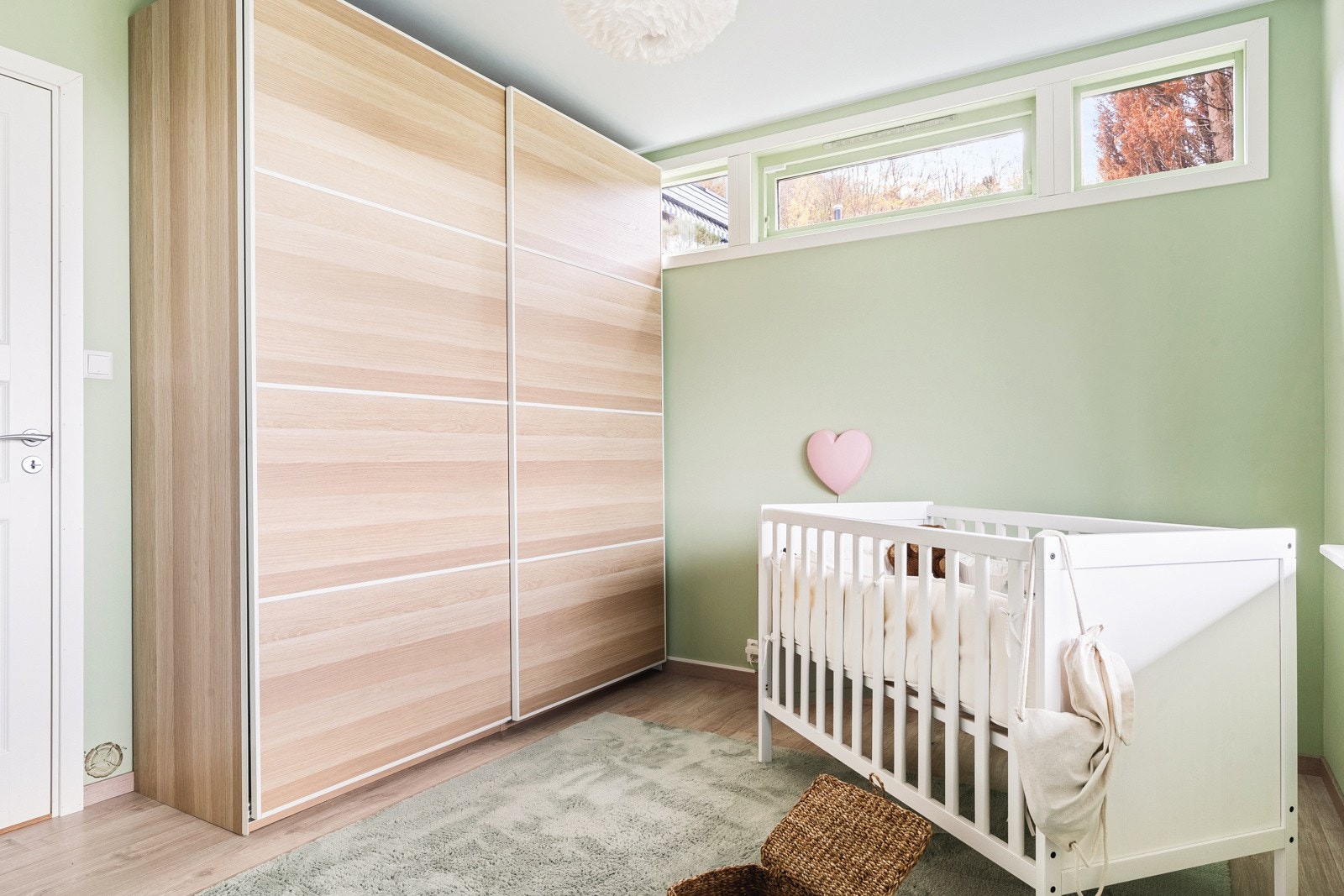 Skyvedørsgarderobe er montert her. Galleribilde