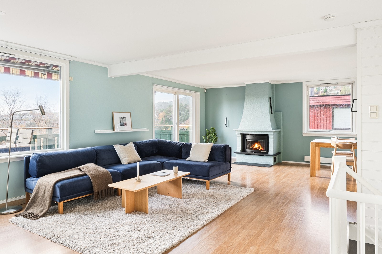 Lys og romslig stue med store vindusflater. Galleribilde