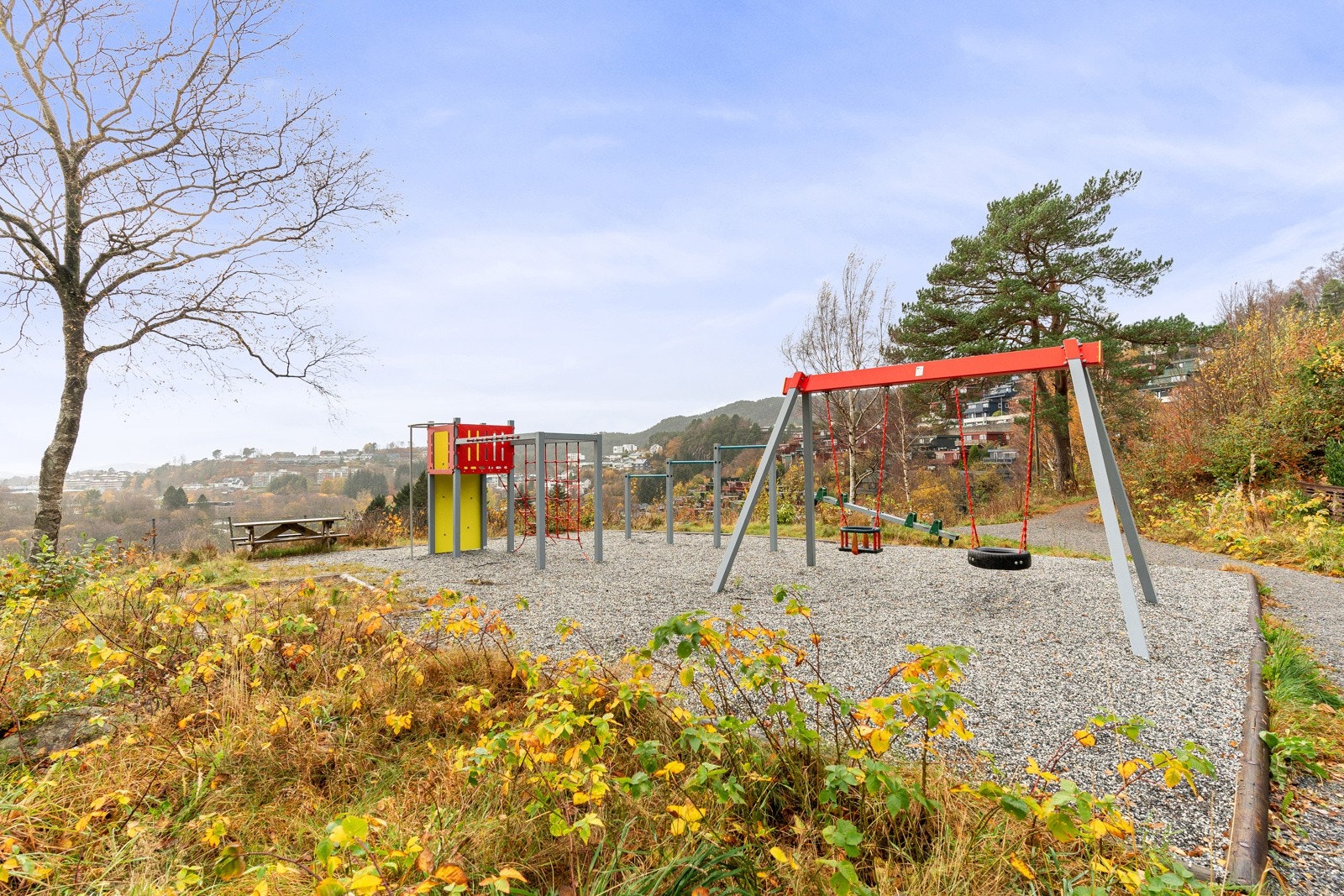 Lekeplass i området. Her ligger alt tilrette for barnefamilier. Galleribilde