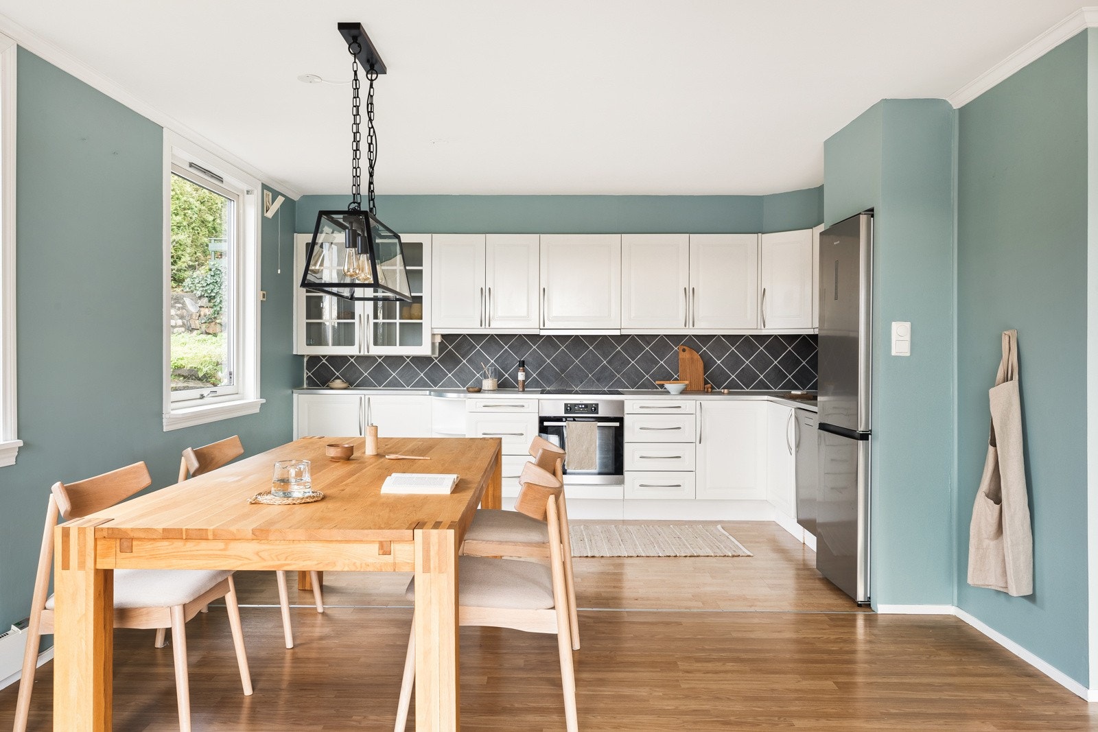 Åpen løsning mellom stue og kjøkken - en sosial løsning. Galleribilde