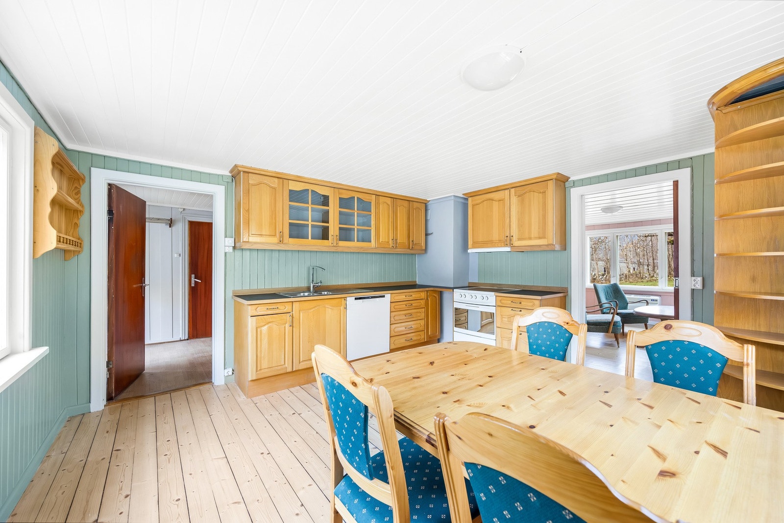 Videre inn til høyre finner vi den første stuen, som nå er innredet som tv-stue. Galleribilde