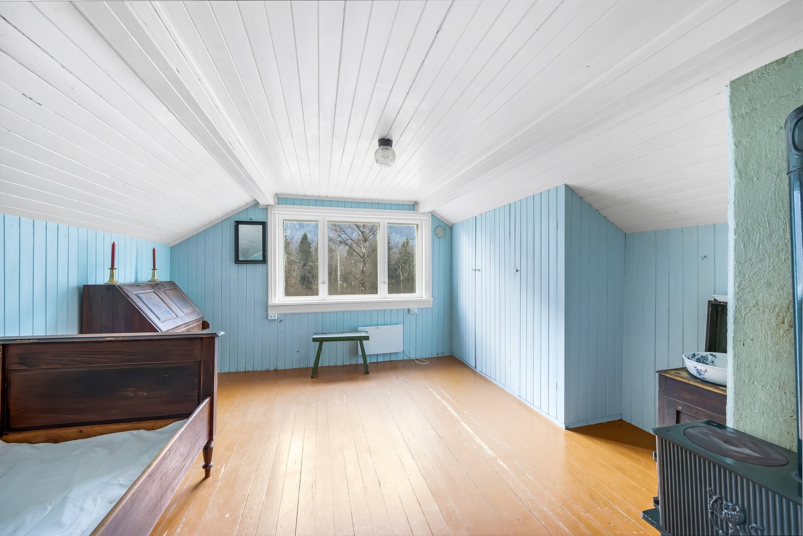 Soverom 2 har garderobeskap, panelovn og vedovn. Galleribilde