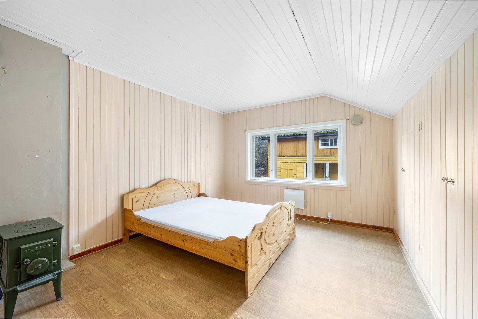 Soverom 3 har garderobeskap, panelovn og vedovn. Registrert mugg/soppdannelser i hjørne på garderobeskap. Galleribilde