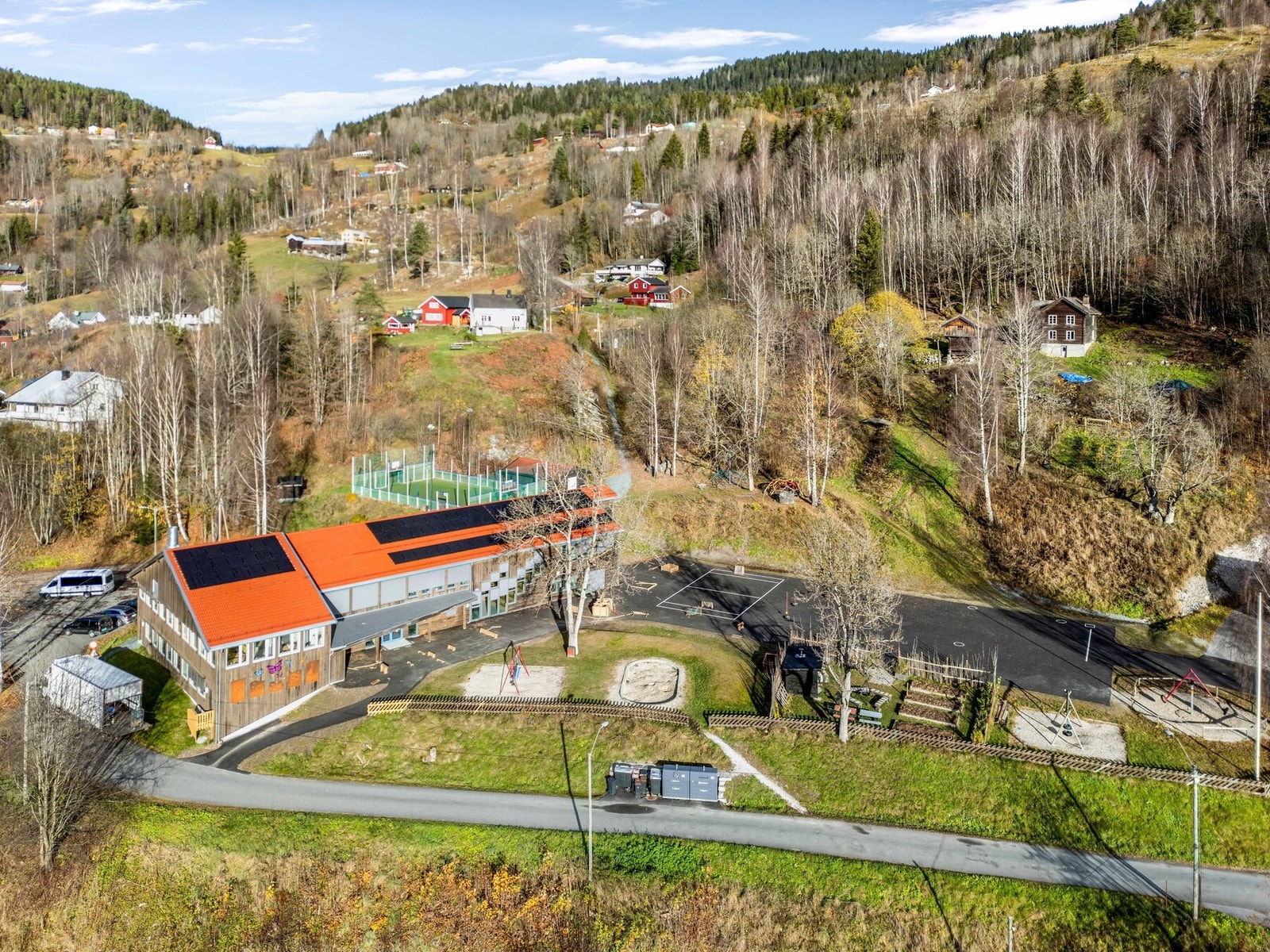 Flatdal barneskule. I nabobygget finner vi Flatdal oppvekstsenter (barnehage). Galleribilde