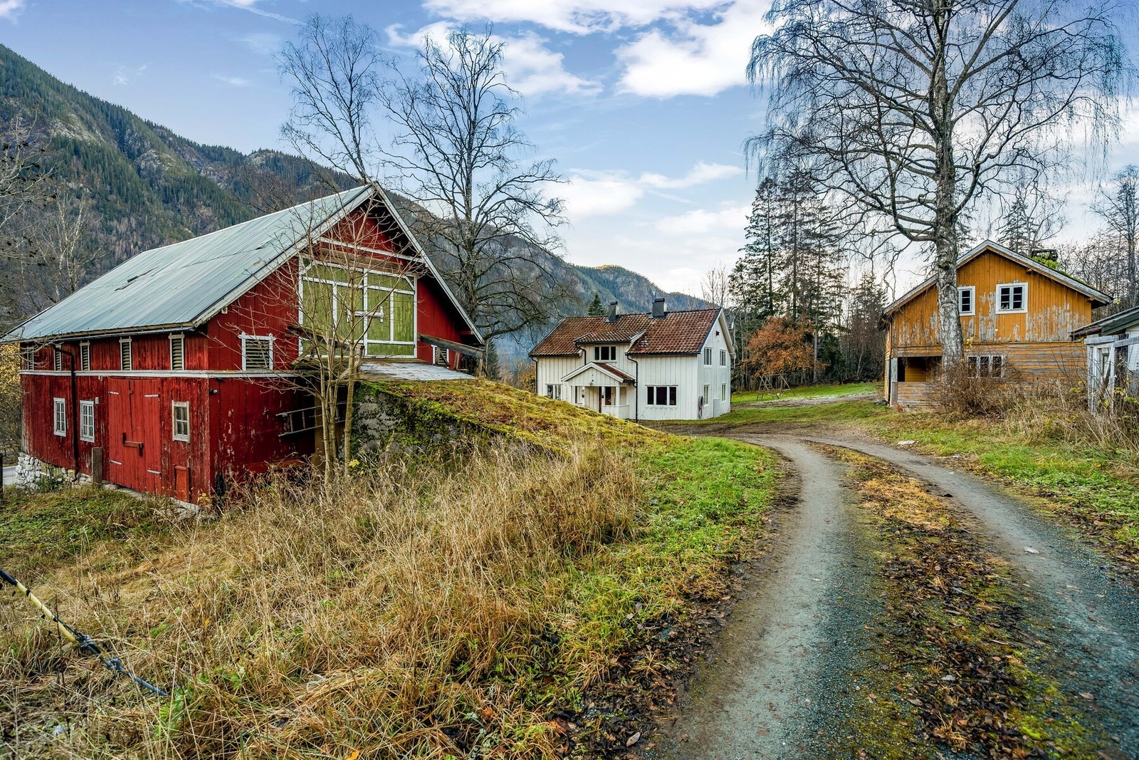 På Granheim ligger det en låve og ett uthus. Galleribilde