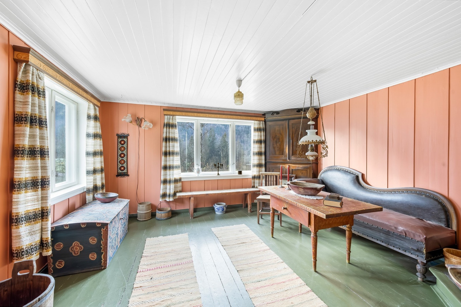 Inn fra gangen finner vi finstuen/stue nummer 3. Galleribilde