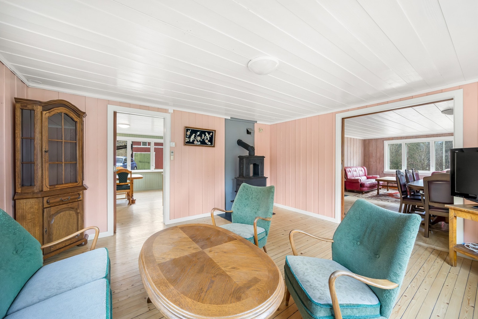 I tv-stuen finner vi ent to etasjes vedovn og varmepumpe. Galleribilde