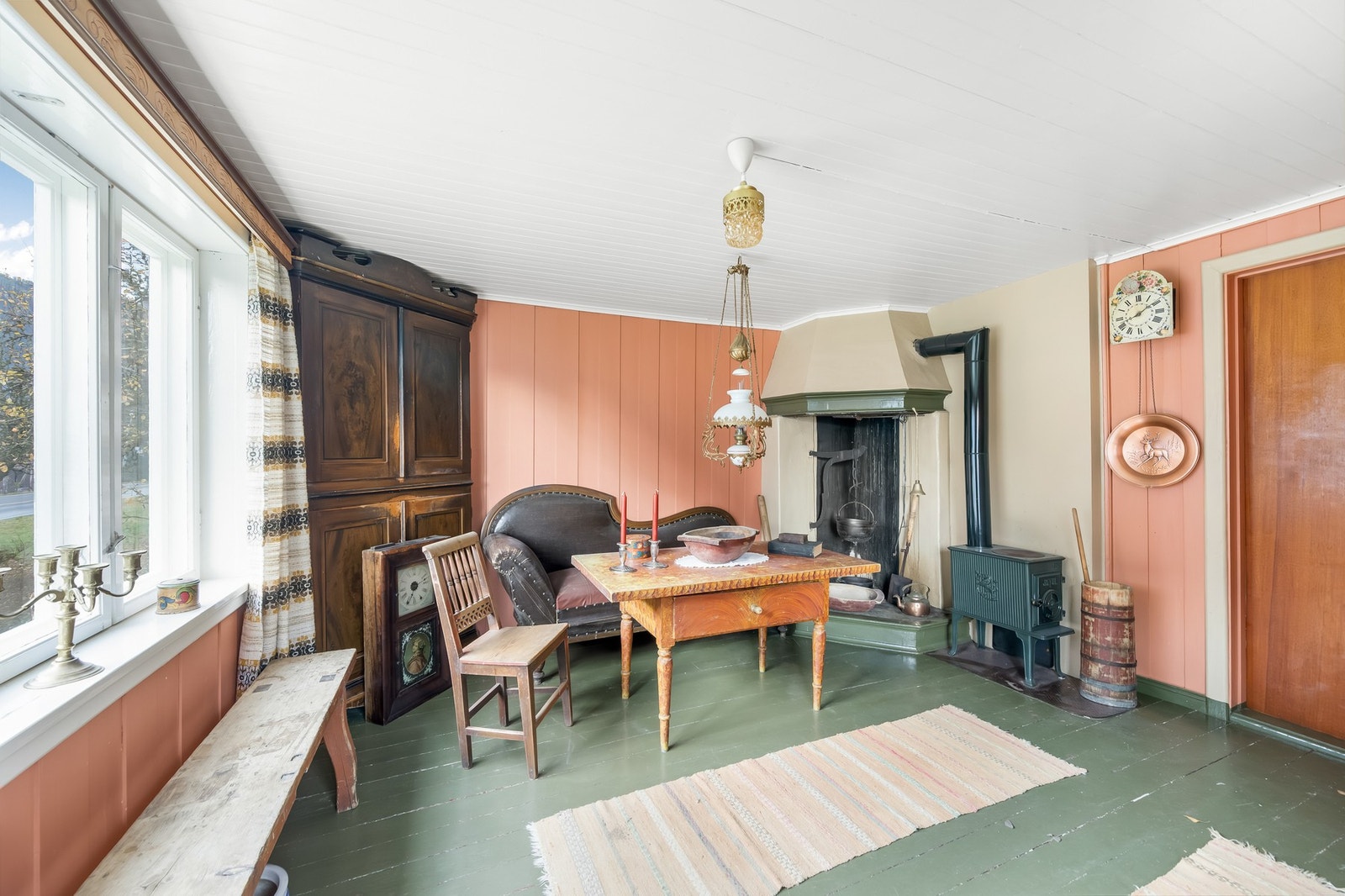 Den har en grue og en vedovn. Galleribilde