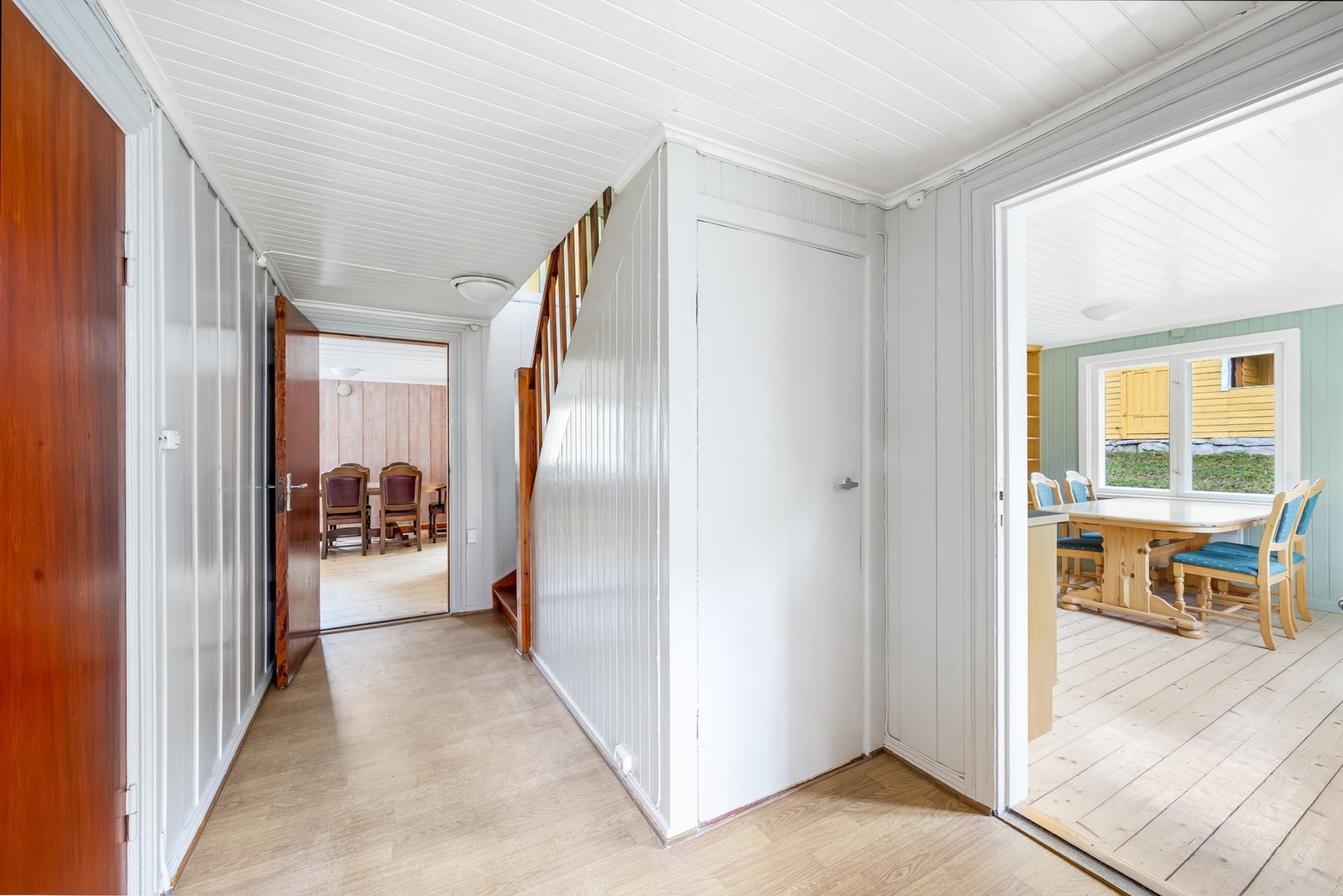 Fra gangen har man til kjøkkenet på høyre side, trapp ned til kjeller under trappen til 2.etg. og inn til Galleribilde