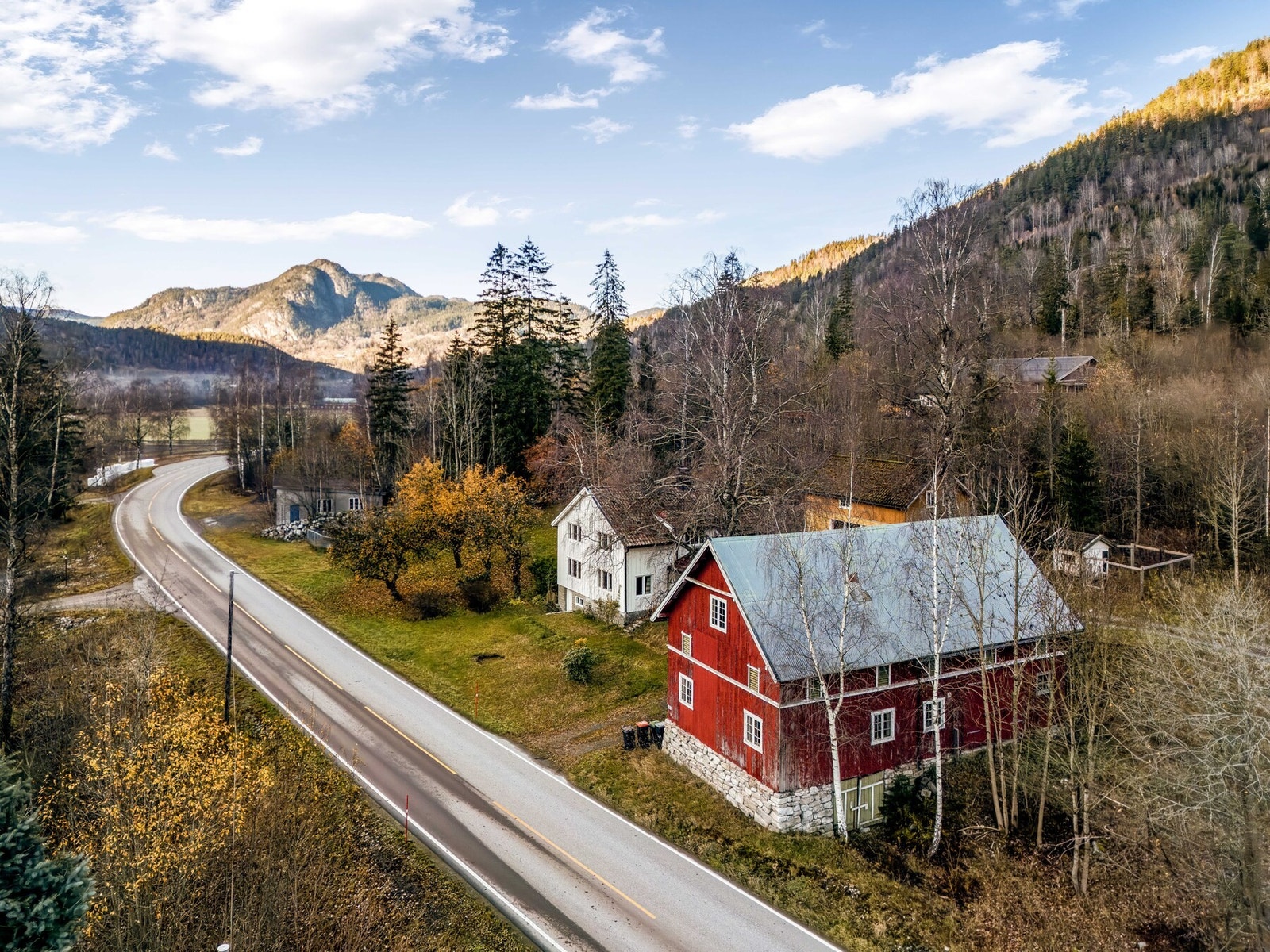 Flatdalsvegen 491 ligger litt under 2 km unna Flatdal sentrum. Der finner vi matbutikk, idrettsanlegg, barneskule og barnehage. Galleribilde
