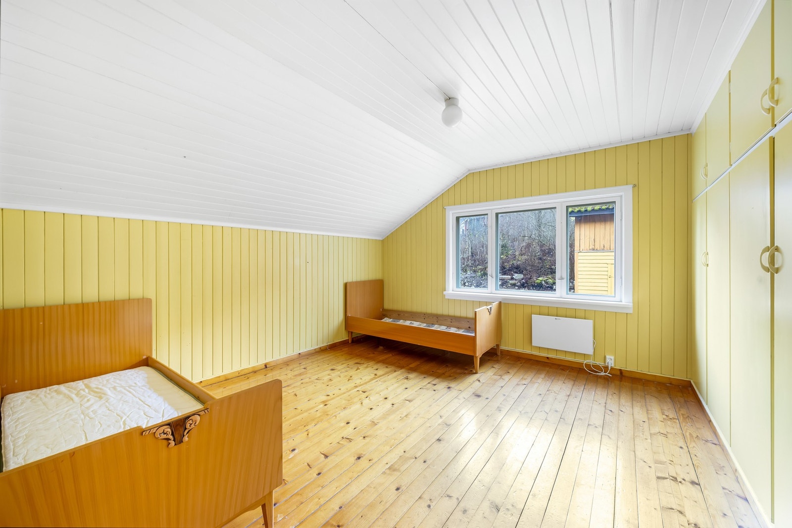 Soverom 1 har garderobeskap, panelovn og vedovn. Galleribilde