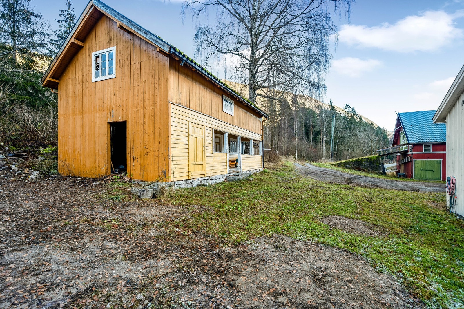 Uthuset er fra ukjent årstall og har ett totalt bruksareal på 51 kvm. (1. etg. på 29 kvm og loftsetg. på 22 kvm.) Galleribilde