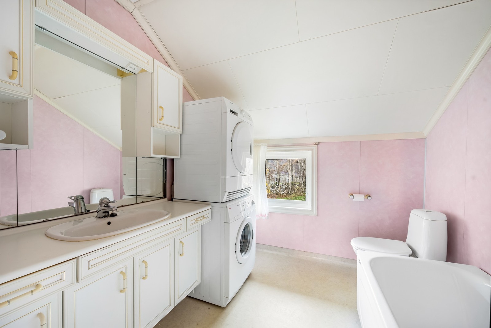 Baderommet er fra omkring 1993. Fornying/oppgradering av baderommet bør påregnes. Galleribilde