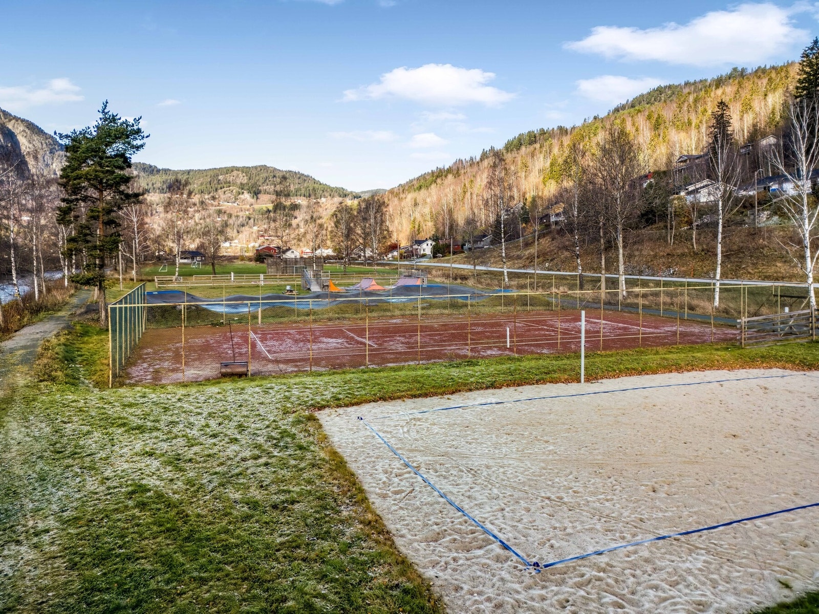 Flatdal har sandvolleyball-, tennis-, ride- og fotballbane. Samt en skatepark! Galleribilde