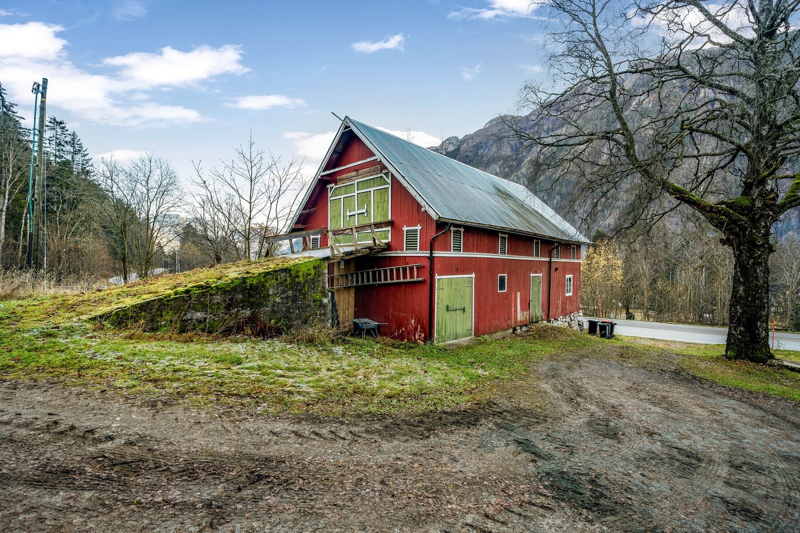 Låven er fra ukjent årstall og har ett totalt bruksareal på 140 kvm. Fordelt slik 1 etg.: 95 kvm og 2. etg.: 45 kvm. Galleribilde