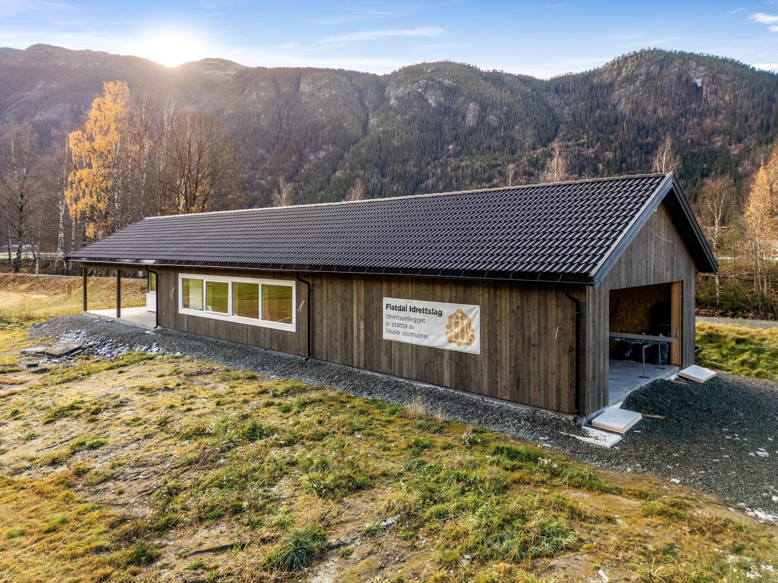 Flatdal idrettslag har i år fått nytt klubbhus. Dette ligger i enden ved fotballbanen. Galleribilde