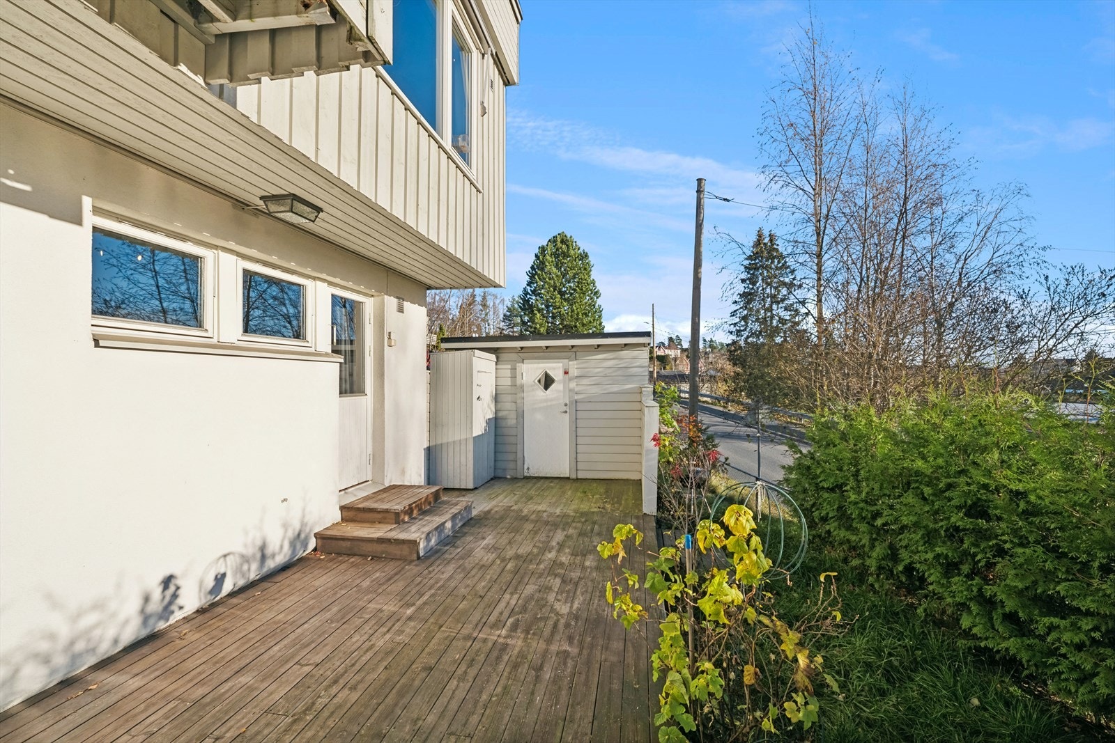 Terrassen gir gode muligheter for utemøbler og skaper et flott uterom for avslapning eller sosialt samvær. Galleribilde