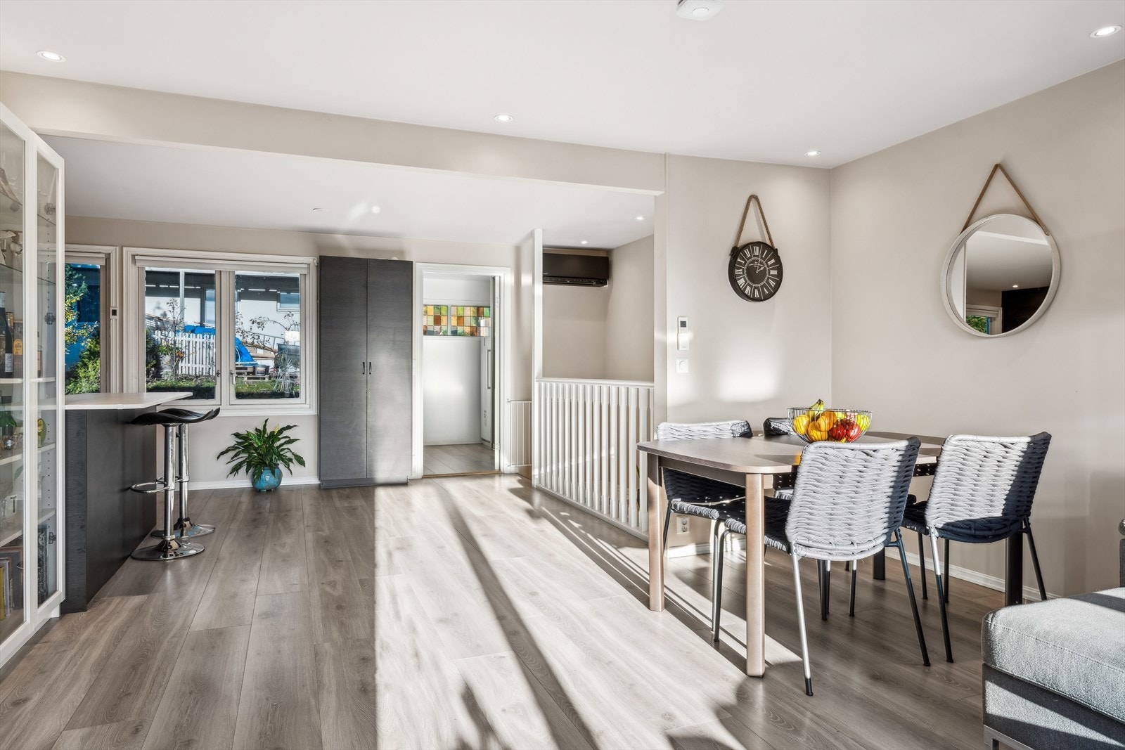 Stuen har også en peis som bidrar til en koselig stemning. Galleribilde