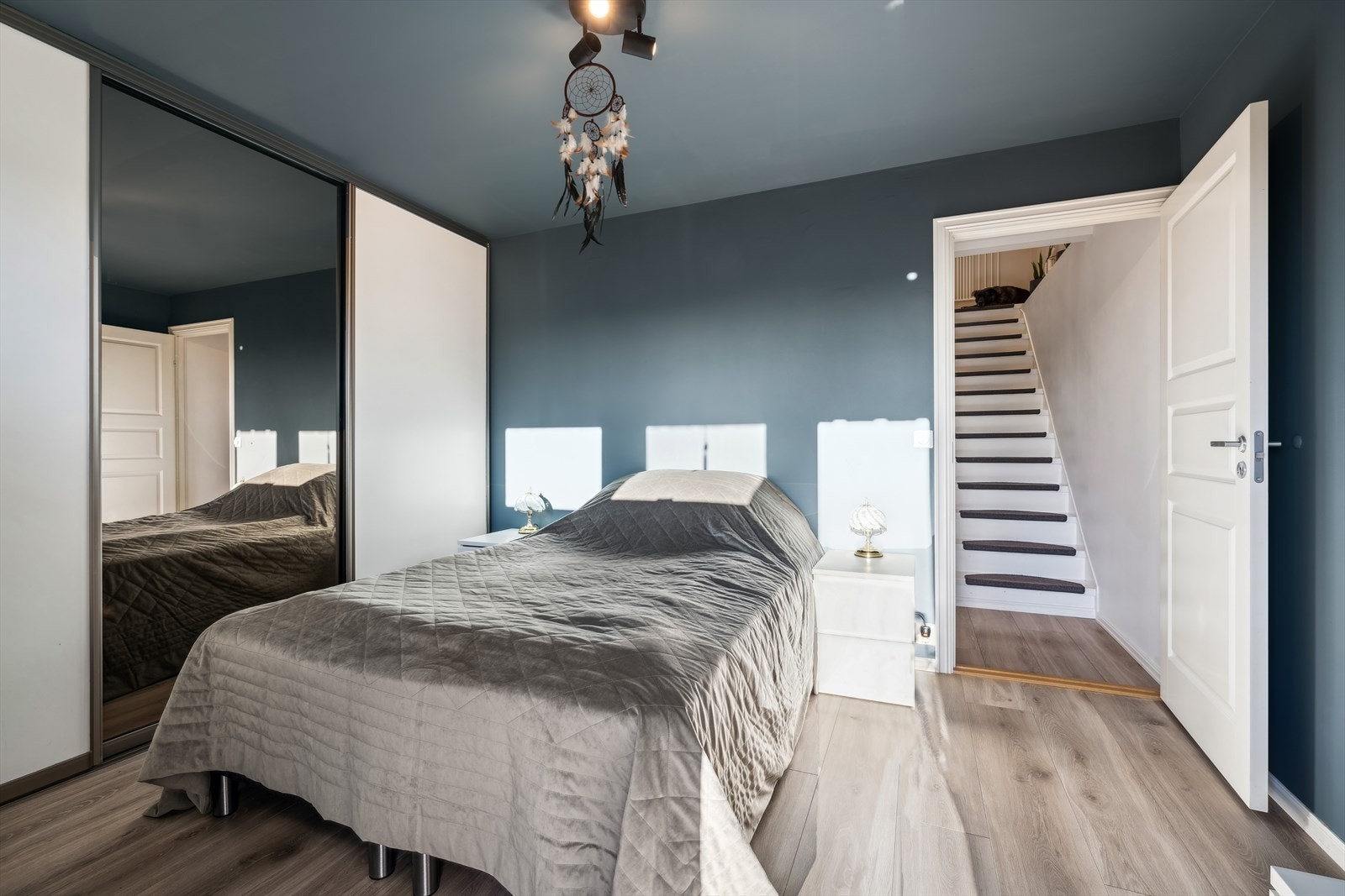 Det er romslig nok til både dobbeltseng og annet ønsket soveromsmøblement. Galleribilde