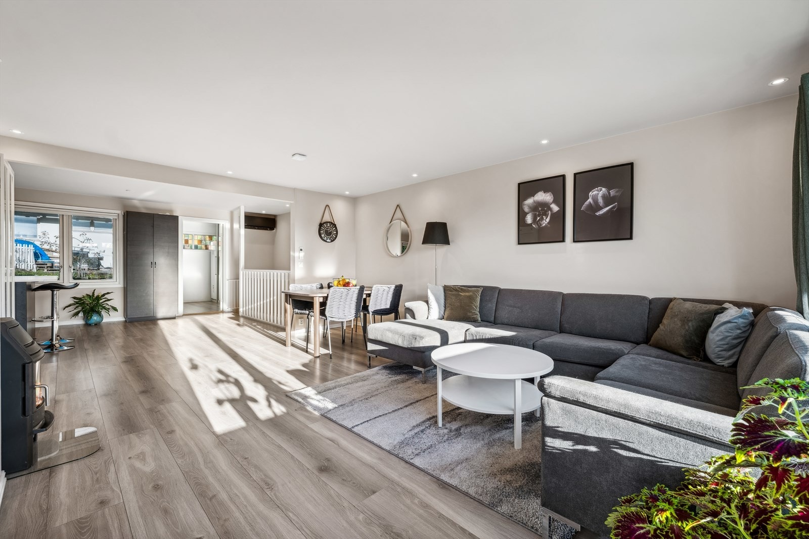 Den åpne løsningen mot kjøkkenet skaper en luftig atmosfære, ideell for sosiale sammenkomster. Galleribilde