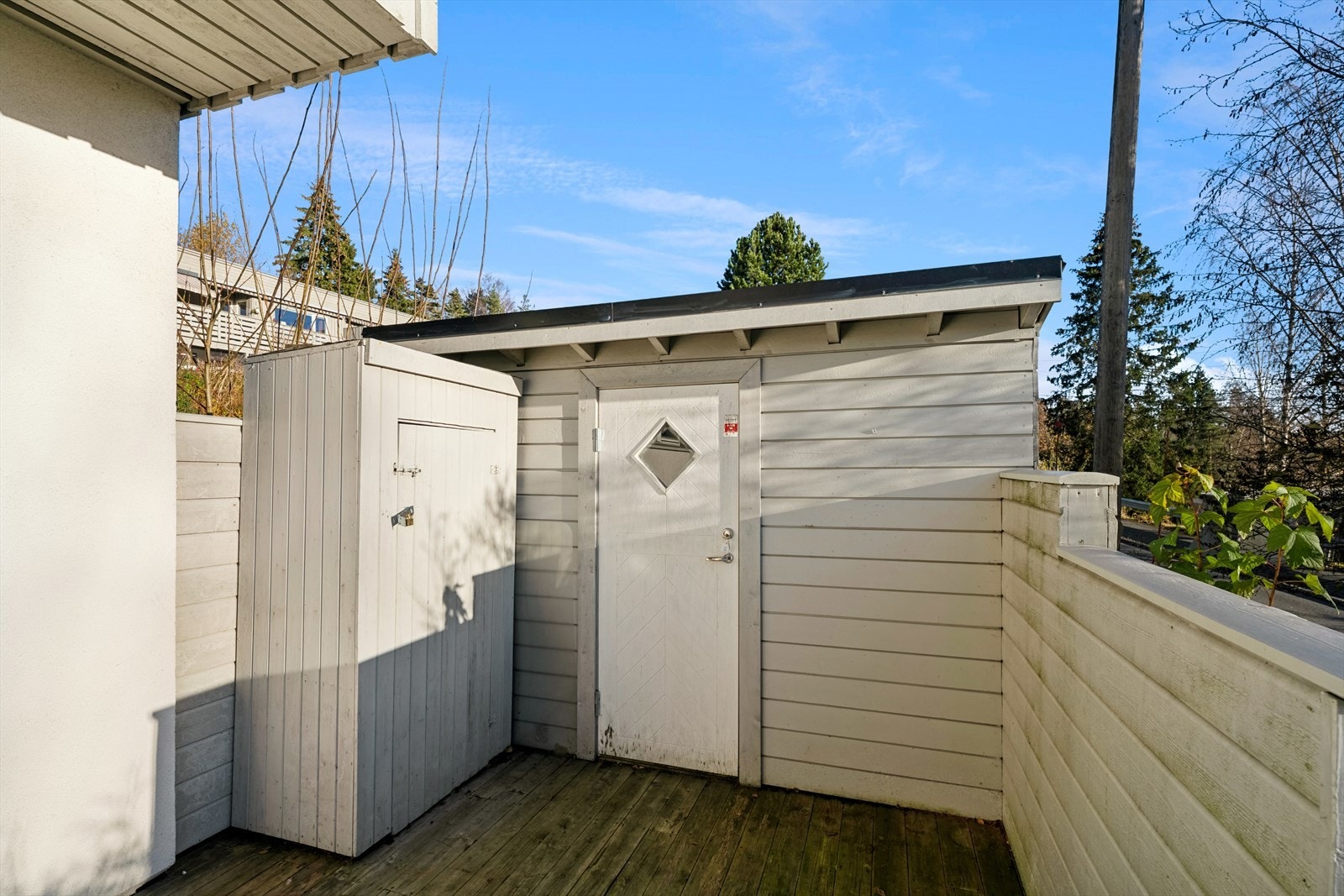 I tillegg har terrassen en praktisk bod på ca. 3 kvm som gir ekstra lagringsplass til sesongvarer, hagemøbler eller annet utstyr du ønsker å ha lett tilgjengelig. Galleribilde