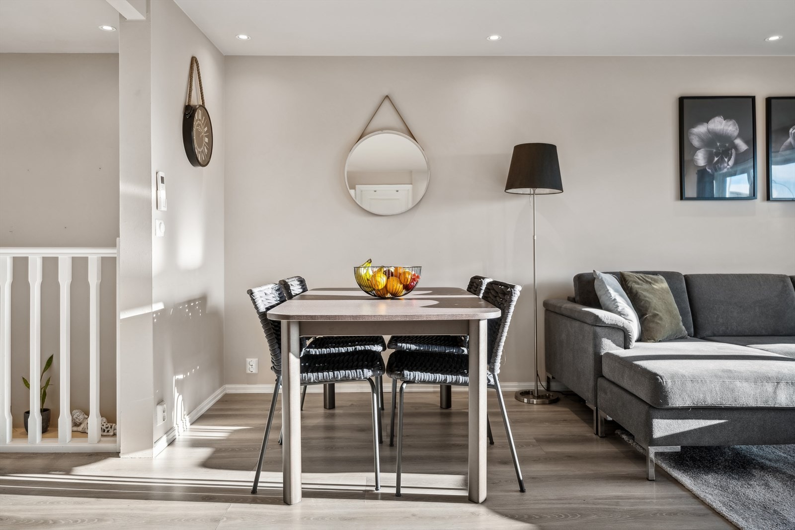 Det er god plass til både en komfortabel sofagruppe og en spisesone med stort spisebord, noe som gjør det perfekt for hyggelige måltider med familie og venner. Galleribilde