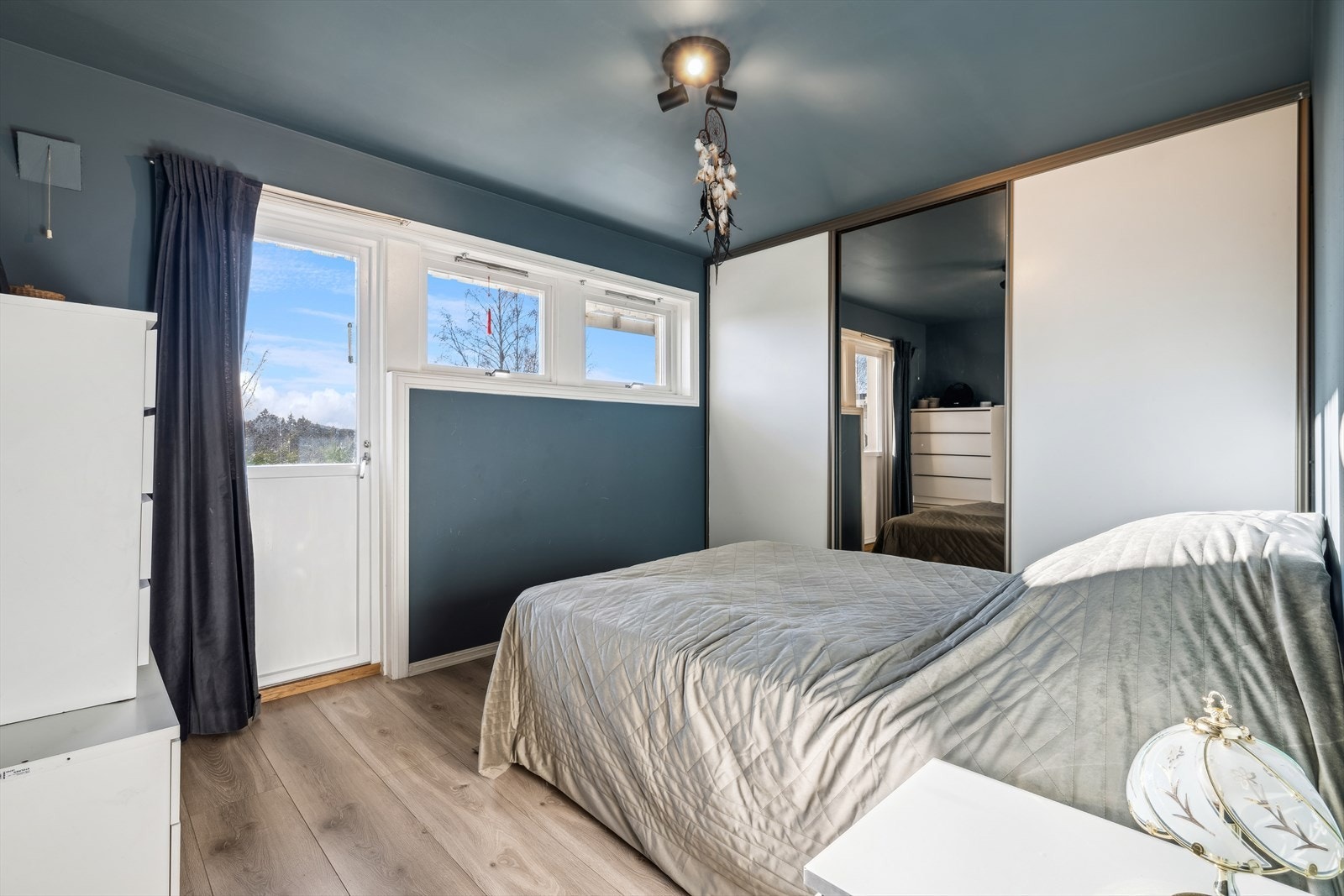 Hovedsoverommet har utgang til terrassen og et stort garderobeskap. Galleribilde