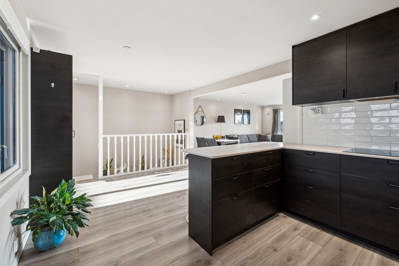 Kjøkkenet har også en barløsning mot stuen, som skaper en sosial atmosfære, perfekt for samvær med familie og venner. Galleribilde