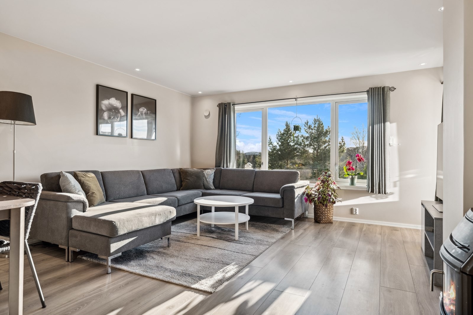 Stuen er romslig og lys, med store vindusflater som slipper inn rikelig med naturlig lys. Galleribilde