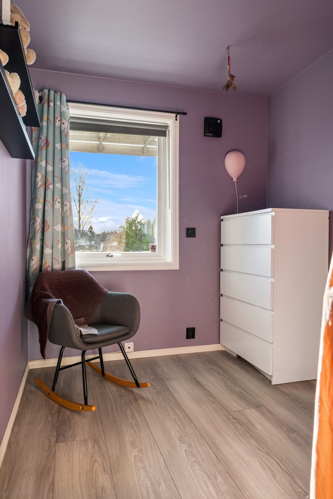 Det andre soverommet i underetasjen er perfekt som barnerom, gjesterom eller kontor, og gir gode muligheter for fleksibel innredning. Galleribilde