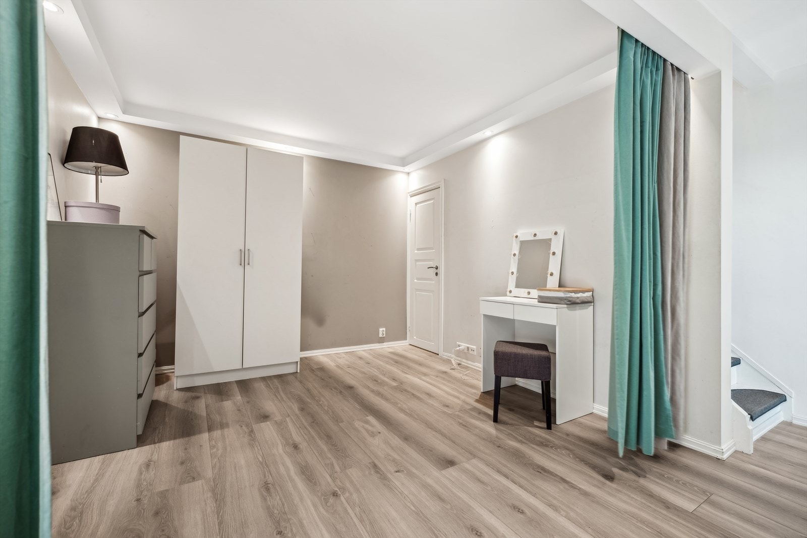 I underetasjen møter du en stor hall ved trappen, tilknyttet en bod under trappen som gir ekstra lagringsplass for sesongvarer eller andre eiendeler. Galleribilde