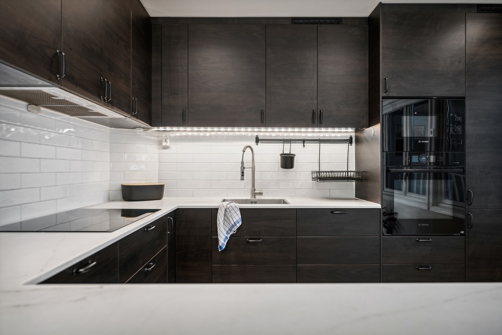 Benkeplater i kompositt gir et elegant preg og rikelig med benkeplass for matlaging. Galleribilde