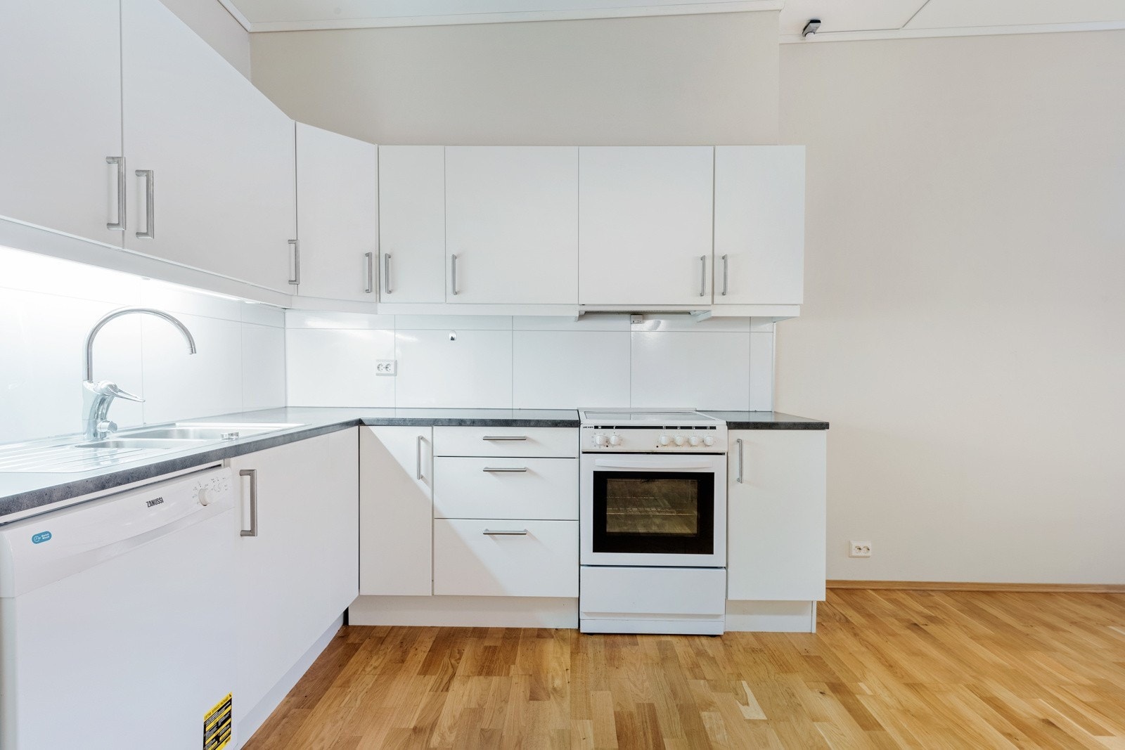 Kjøkkeninnreiing i arealeffektiv opa løysing med stova Galleribilde