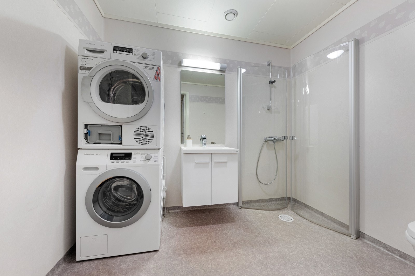 Romsleg bad med god plass til vaskemaskin! Galleribilde