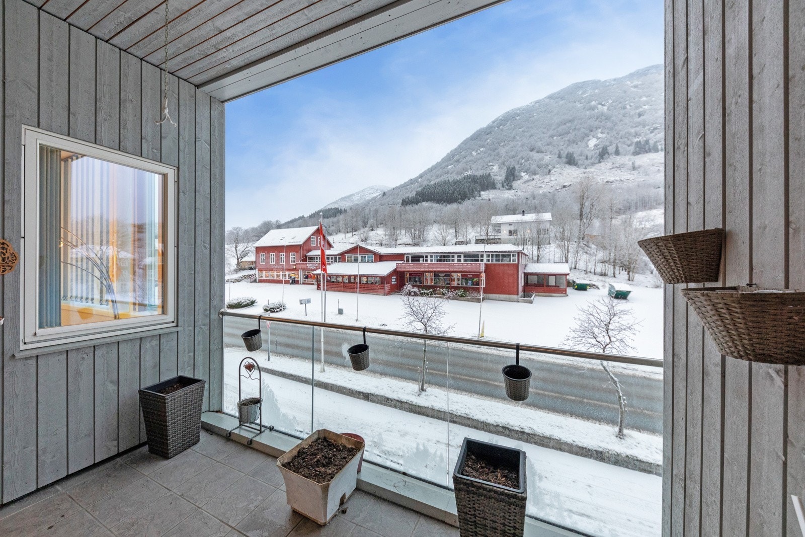 Romselg terrasse med overbygg og glasrekkverk Galleribilde