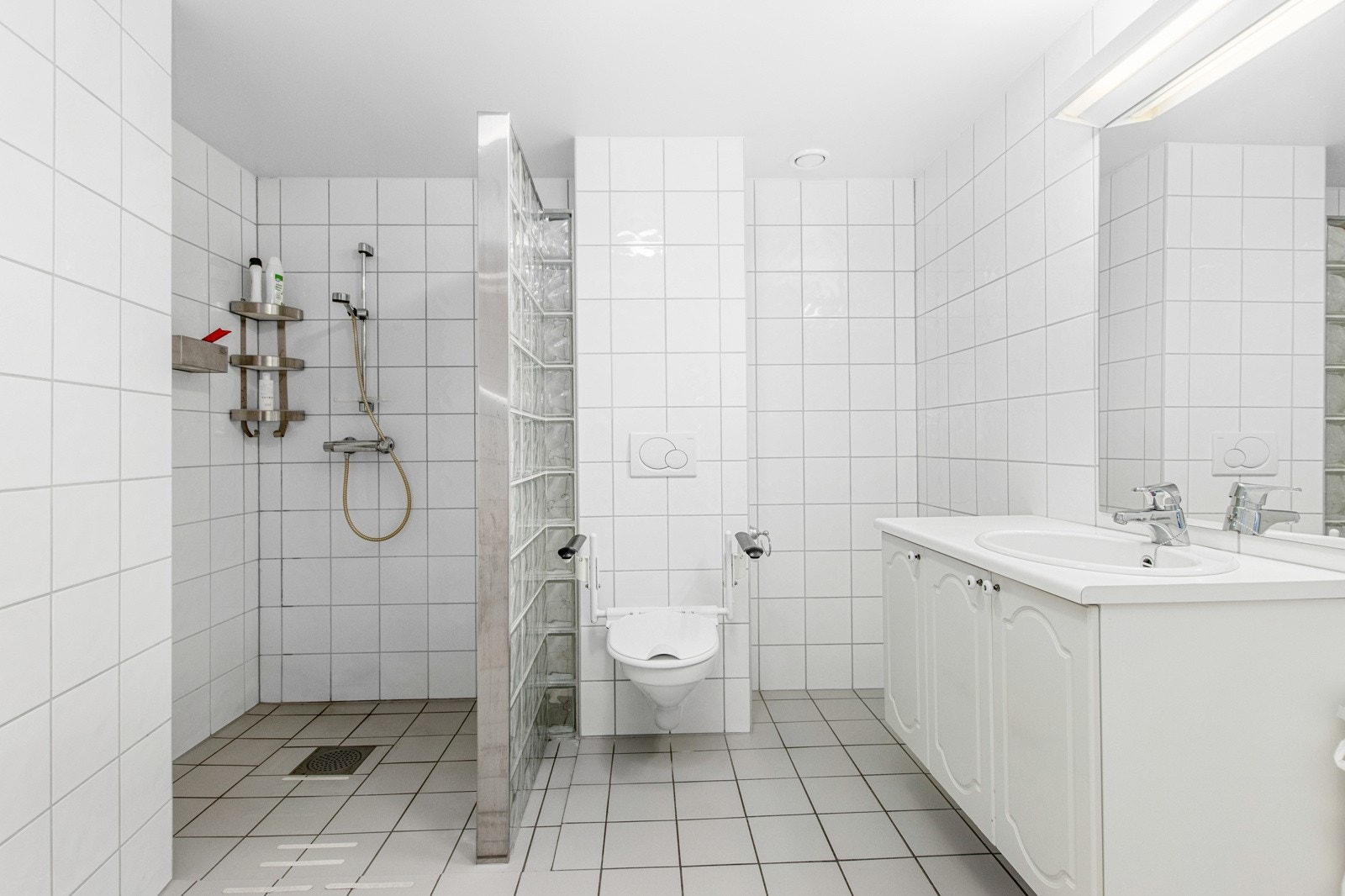 Flislagt bad med varmekabler i gulvet. Galleribilde