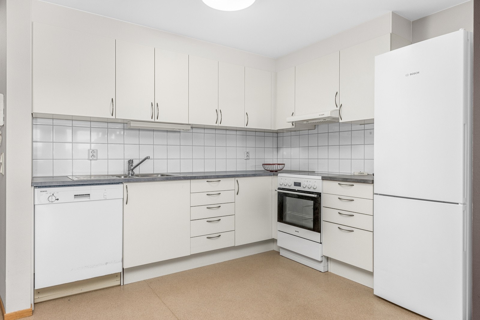 Flott kjøkken med god skap- og benkeplass. Galleribilde