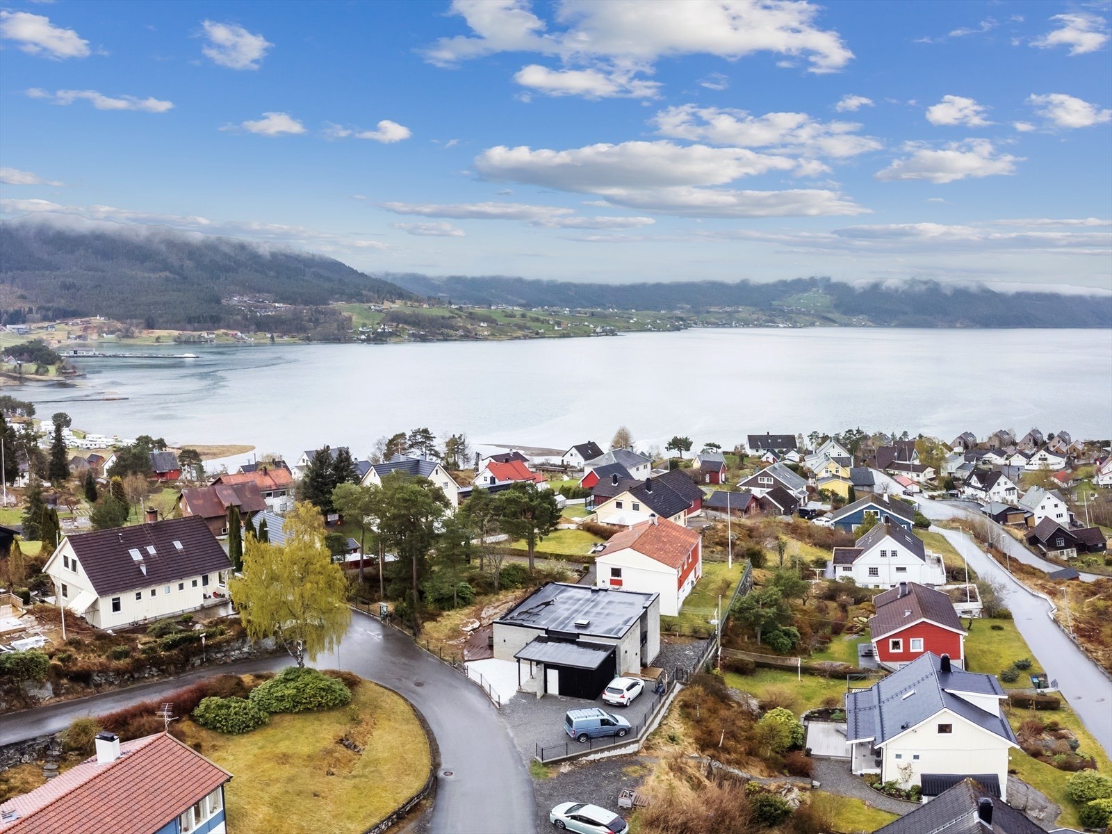 Spennande eigedom med nydelig utsikt mot fjord og fjellheim Galleribilde
