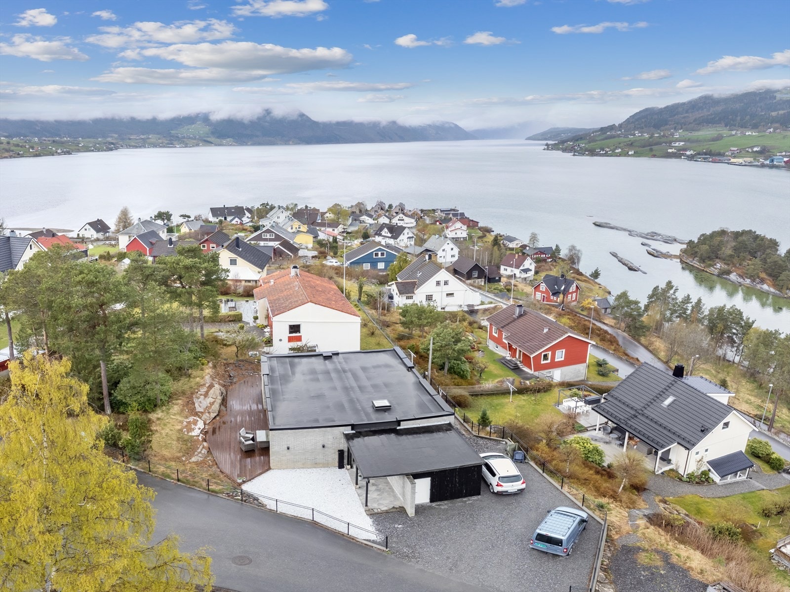 Tomta er fint innramma av gjerde heile vegen rundt Galleribilde
