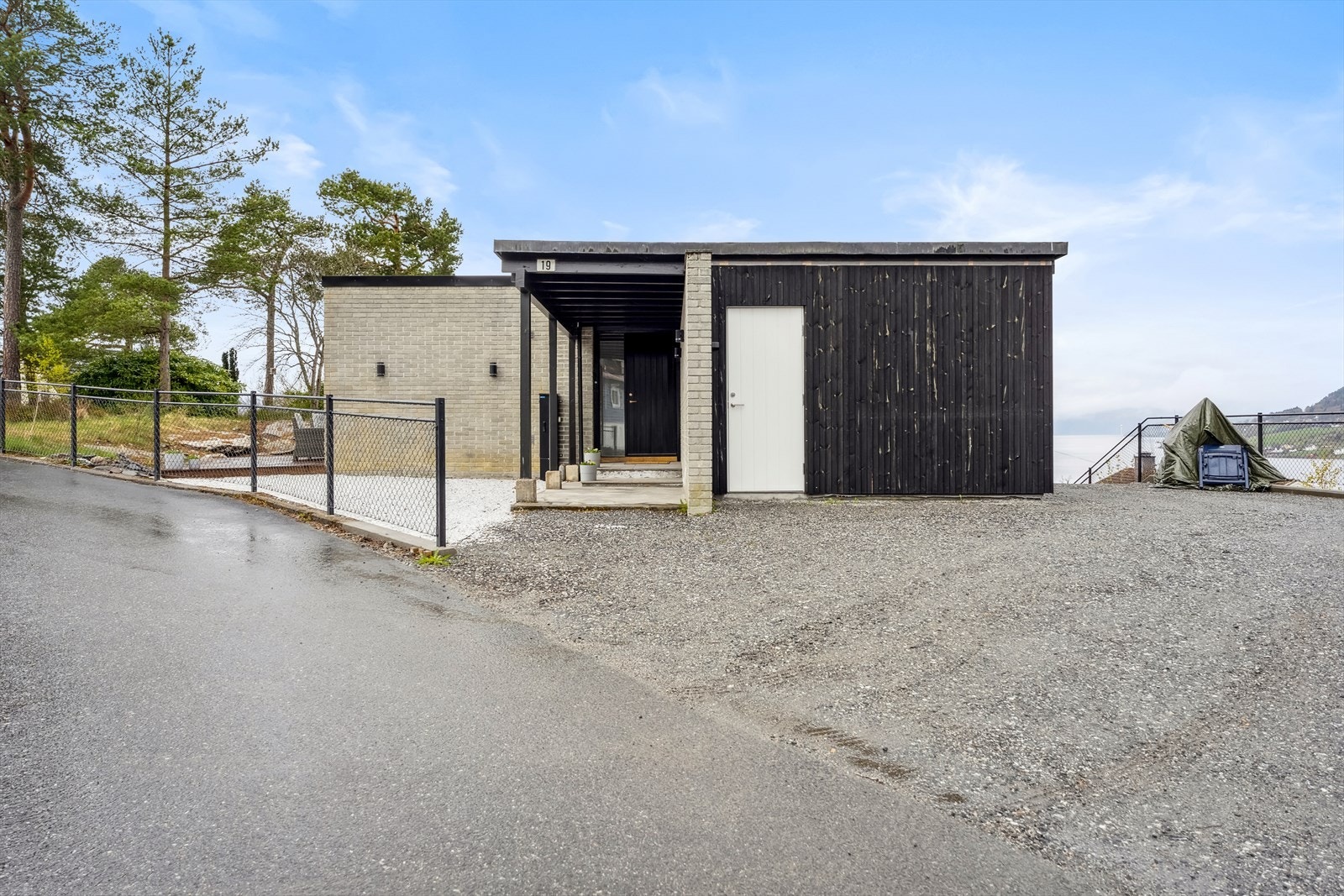 Romsleg oppstillingsplass for fleire bilar på tunet Galleribilde
