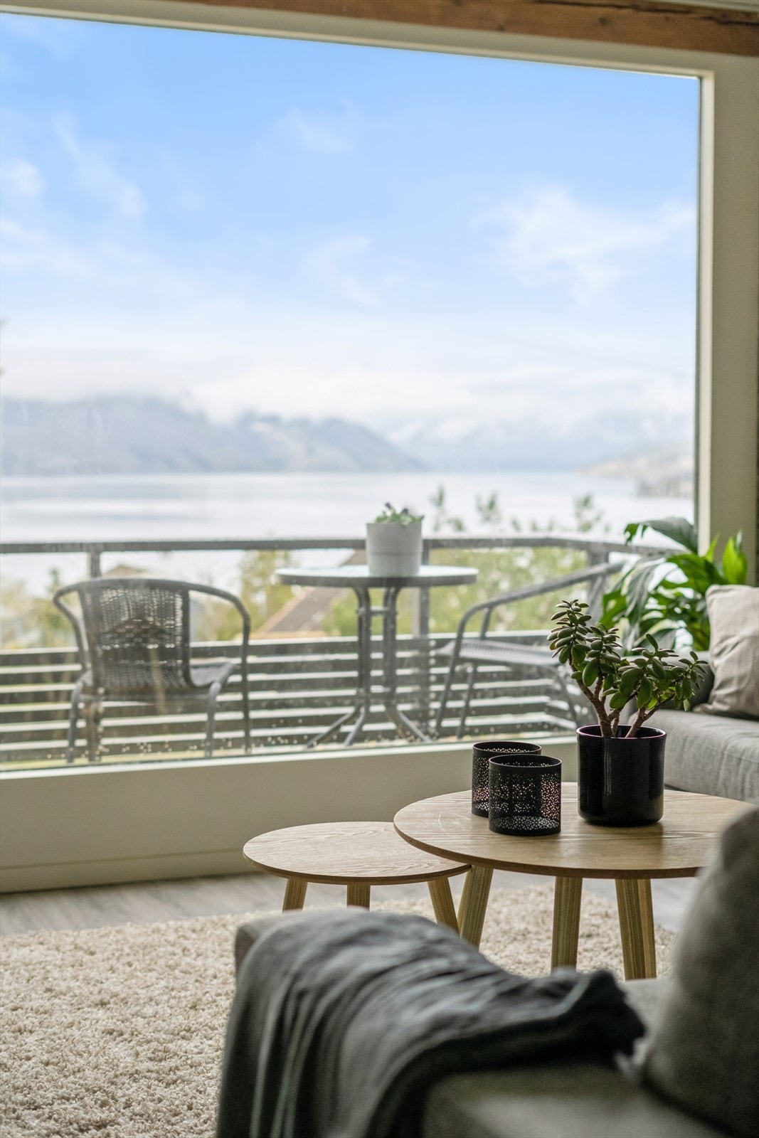 Eventyrlig med alltid skiftande vestlandsnatur som kjem inn i rommet frå dei store vindaugsflatene Galleribilde