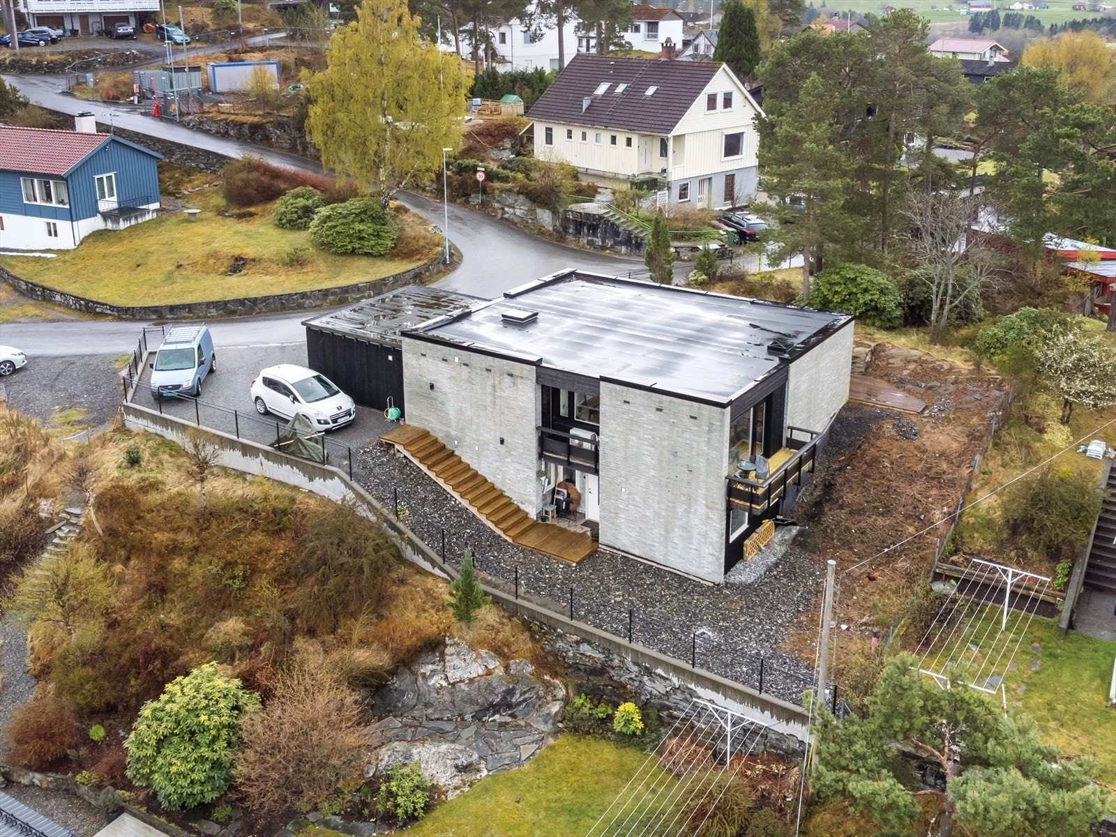 Tomt ved sokkelleilegheit er klargjort for jord og plen for den som ønsker det Galleribilde