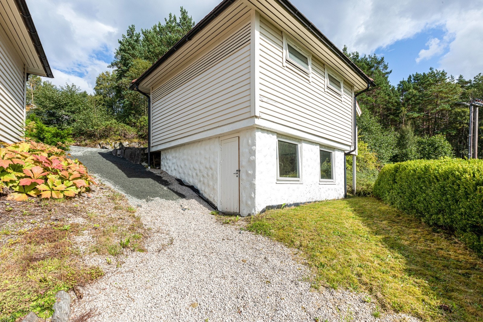 På nedsida av garasjen er det tilkomst til verkstad og bodareal.jpg Galleribilde