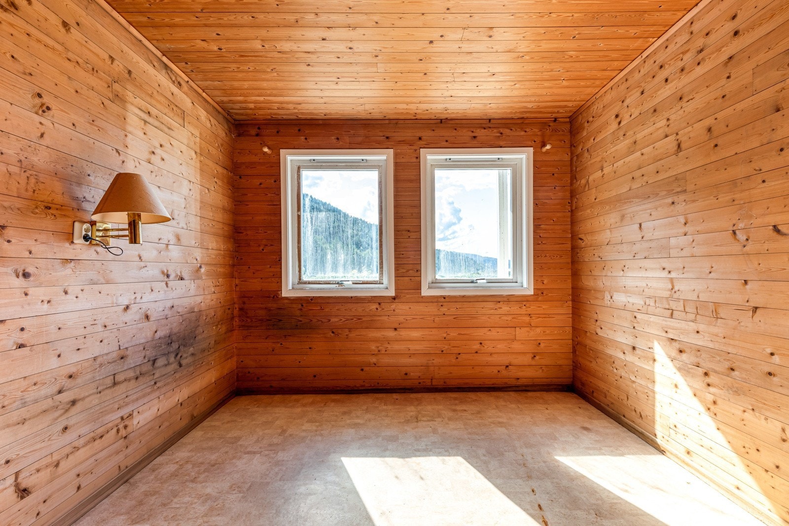 Det er fem soverom i underetasjen.jpg Galleribilde