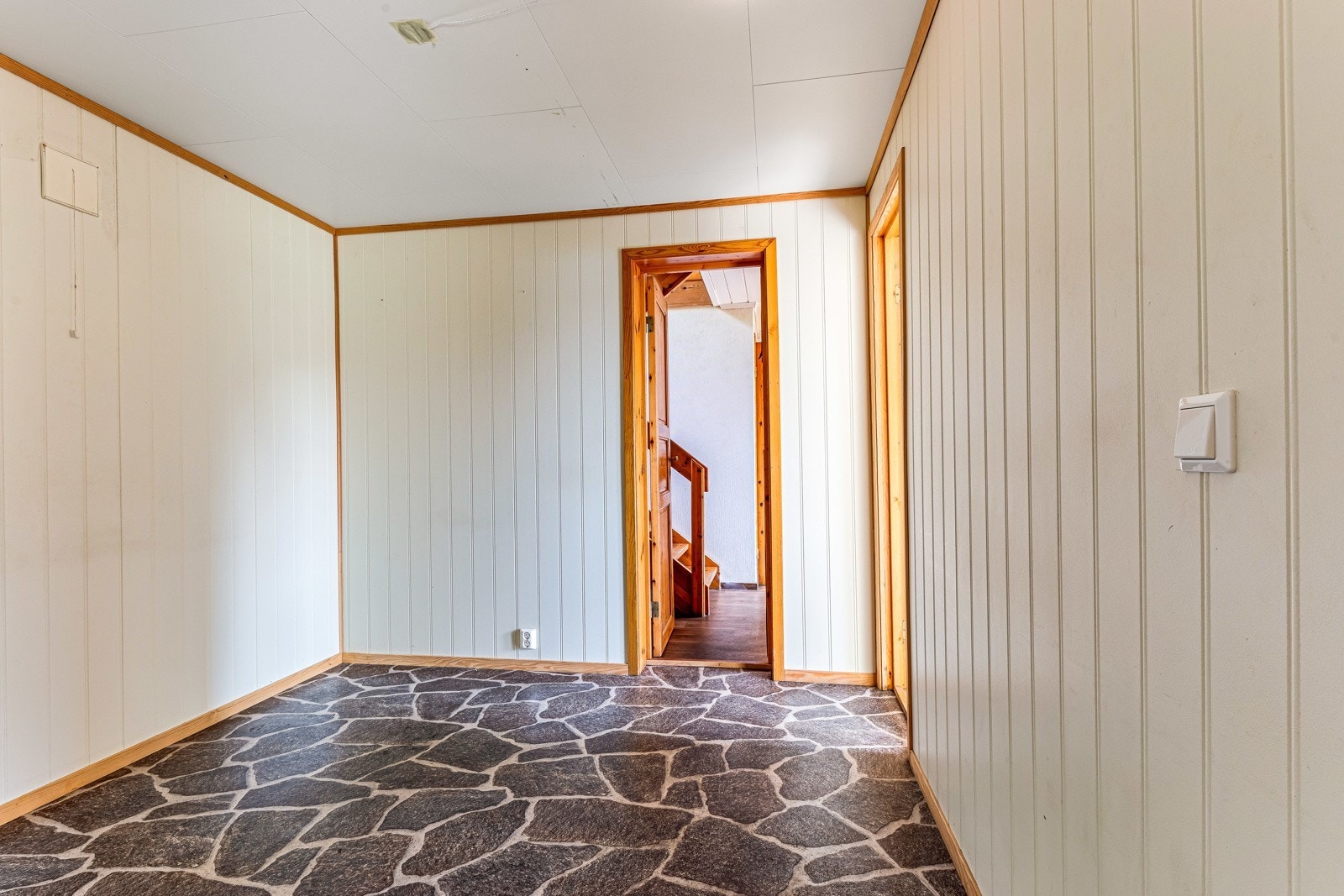 Hall i underetasjen.jpg Galleribilde