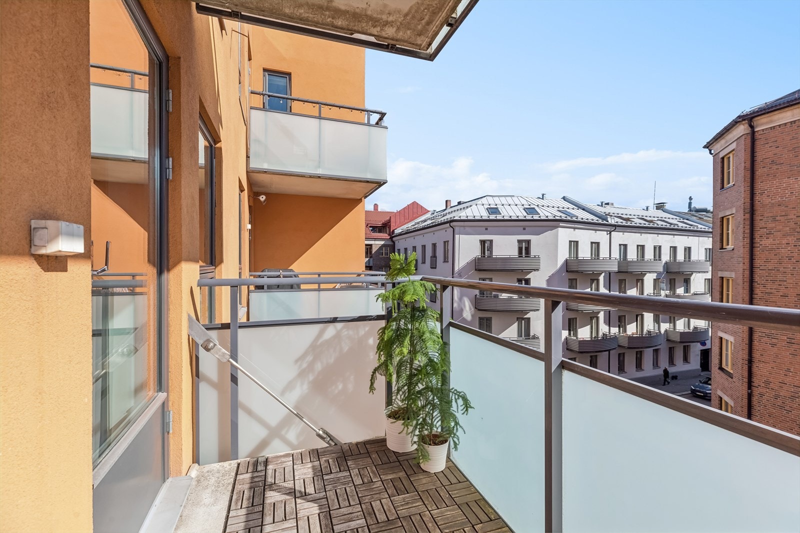 Fra stuen er det utgang til en solrik og trivelig balkong. Galleribilde